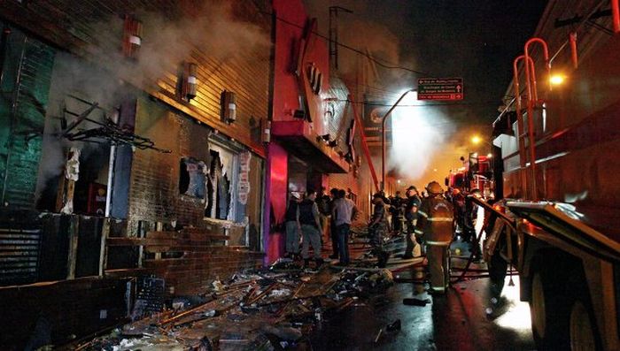 Пожар в ночном клубе Бразилии унес жизни 245 человек (13 фото)