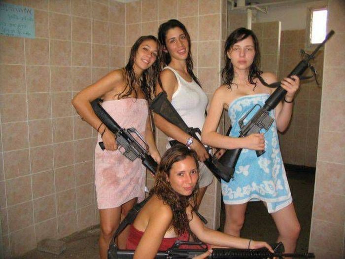 Девушки и оружие (65 фото)