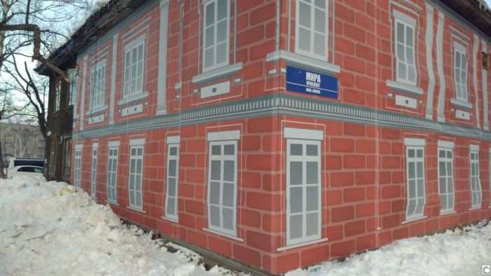 В Южно-Сахалинске старый барак спрятали под красивым баннером