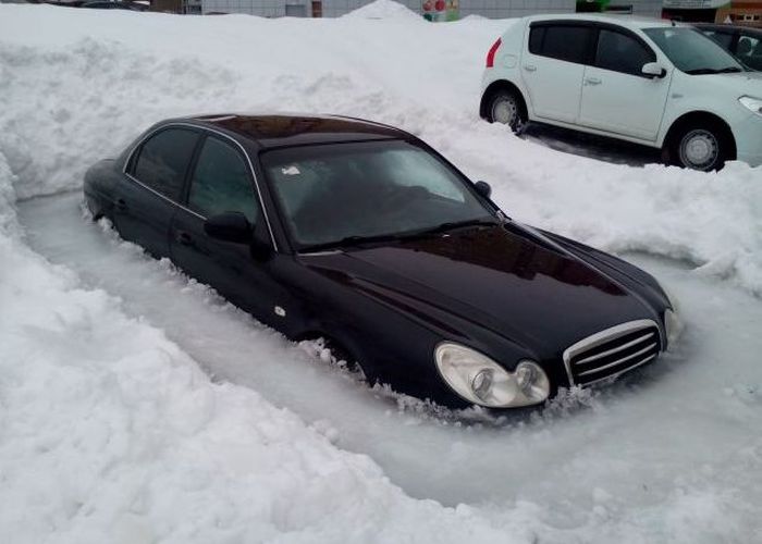 В Уфе автомобиль вмерз в лед