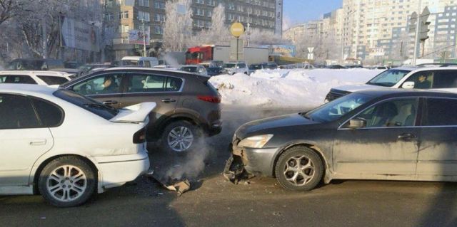 Владелец автомобиля из Новосибирска затонировал заднюю оптику и попал сразу в две аварии