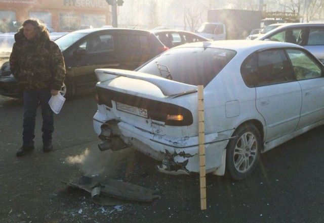Владелец автомобиля из Новосибирска затонировал заднюю оптику и попал сразу в две аварии