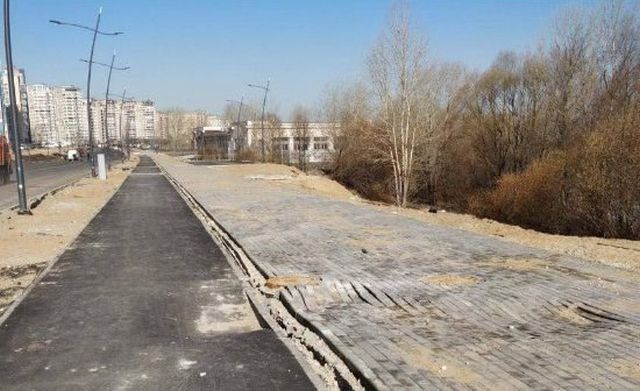 "Пьяные" фонари и тротуар в Нижнем Новгороде