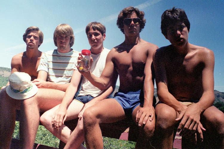 Эти друзья воссоздают одну и ту же фотографию вот уже 35 лет, и они сделали это снова