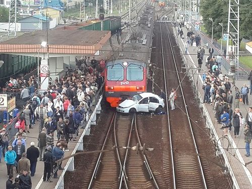 Столкновение автомобиля и электропоезда в Щербинке.