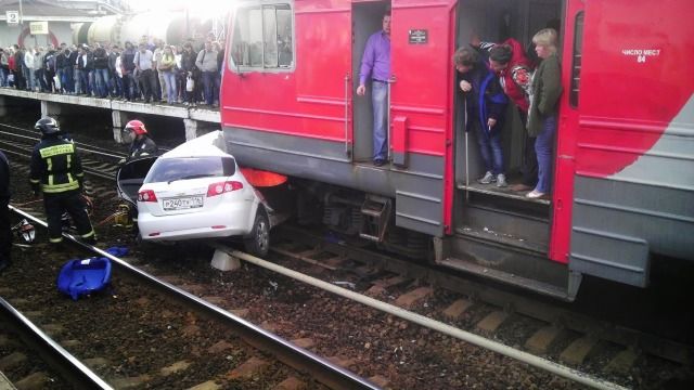 Столкновение автомобиля и электропоезда в Щербинке.