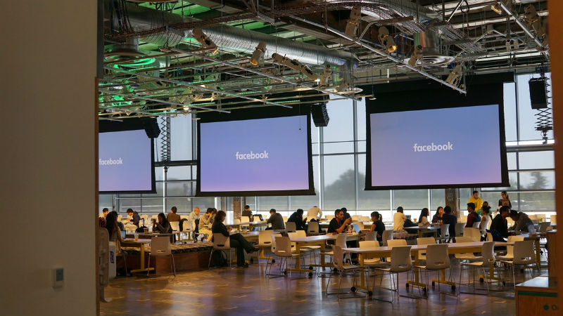 Бывшая модератор Facebook судится с компанией за то, что получила расстройство психики на работе Бывшая модератор Facebook судится с компанией за то, что получила расстройство психики на работе