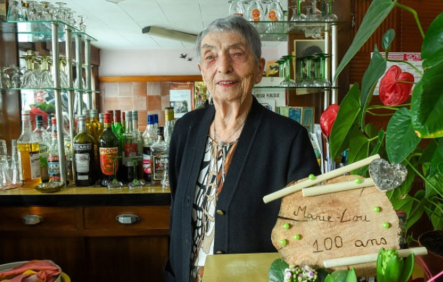 Никаких фруктов и молока: 100-летняя барменша из Франции раскрыла секреты долгой жизни Никаких фруктов и молока: 100-летняя барменша из Франции раскрыла секреты долгой жизни