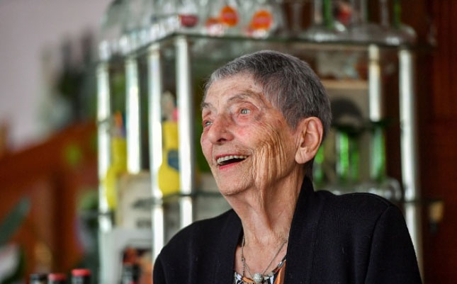 Никаких фруктов и молока: 100-летняя барменша из Франции раскрыла секреты долгой жизни Никаких фруктов и молока: 100-летняя барменша из Франции раскрыла секреты долгой жизни