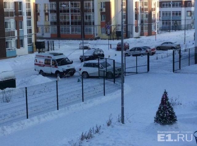 Автомобиль спортсменки Юлии Скоковой заблокировал проезд скорой помощи Автомобиль спортсменки Юлии Скоковой заблокировал проезд скорой помощи