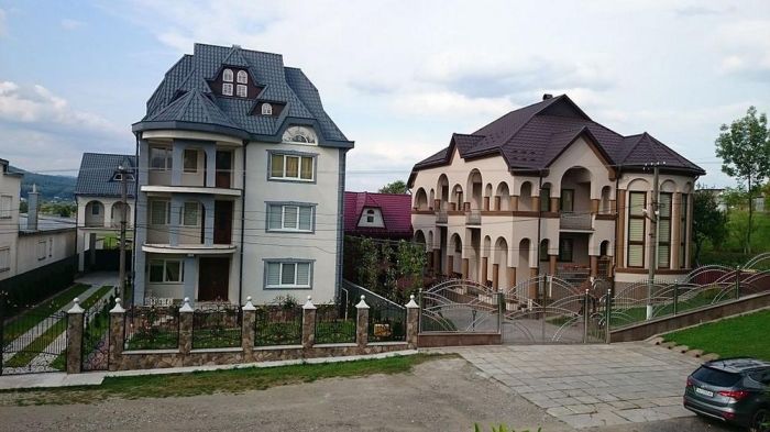 Дворцы и замки в украинском селе Нижняя Апша