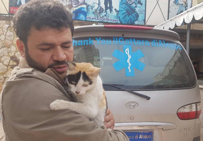 Мужчина остался в разрушенном войной Алеппо, чтобы заботиться о брошенных животных Мужчина остался в разрушенном войной Алеппо, чтобы заботиться о брошенных животных