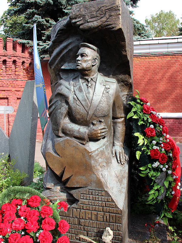 Новодевичье кладбище – Покой великих (55 фото)