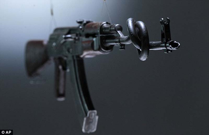 Нет оружию – AK-47 превращен в произведение искусства (10 фото)
