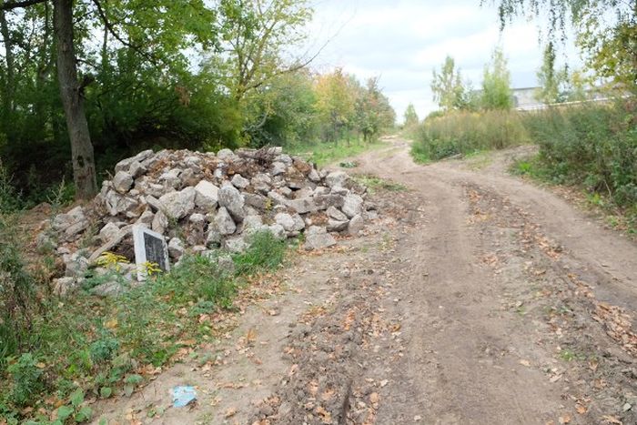 В Тульской области власти решили выровнять дорогу с помощью надгробных плит