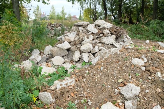 В Тульской области власти решили выровнять дорогу с помощью надгробных плит