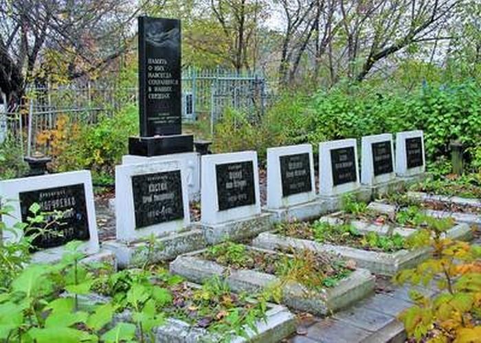 В Тульской области власти решили выровнять дорогу с помощью надгробных плит