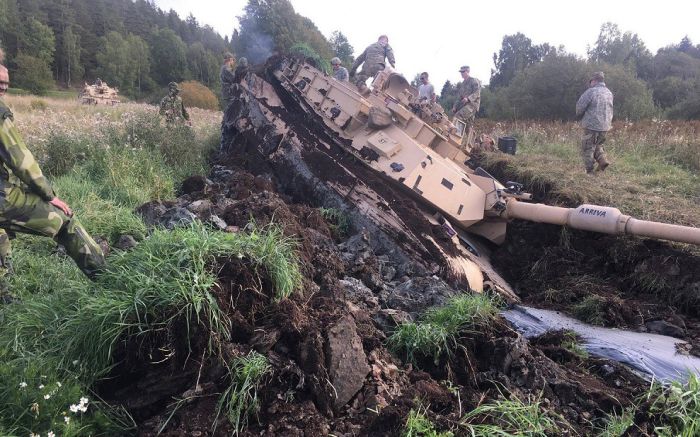 Танк M1A2 Abrams принял шведскую «грязевую ванну»