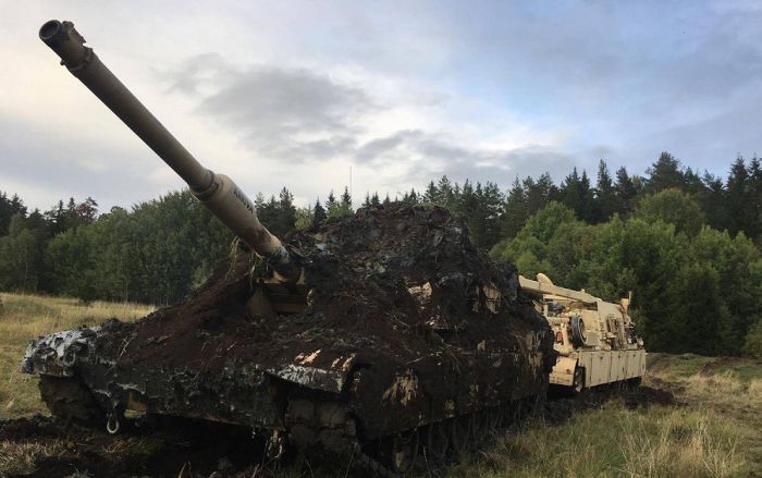 Танк M1A2 Abrams принял шведскую «грязевую ванну»