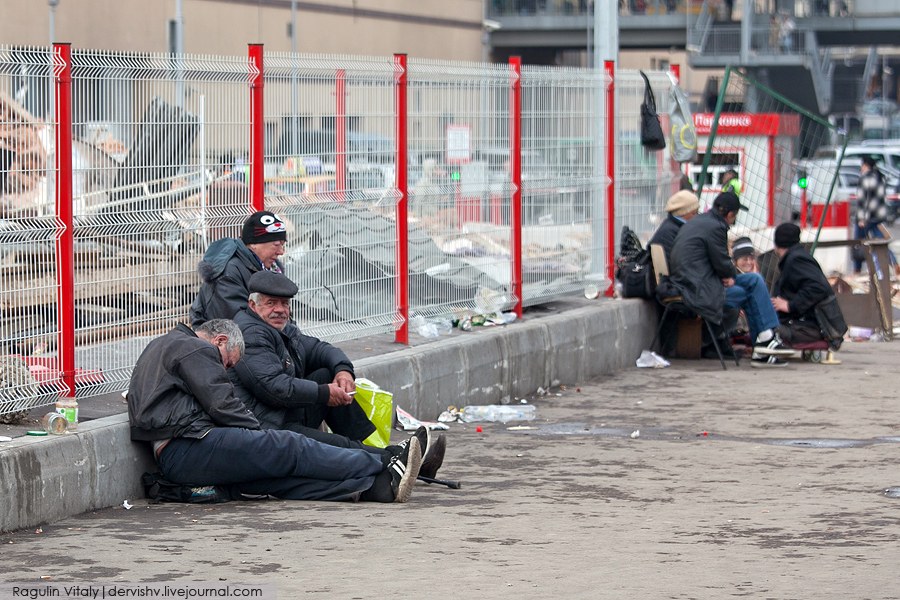 У Курского вокзала в Москве У Курского вокзала в Москве
