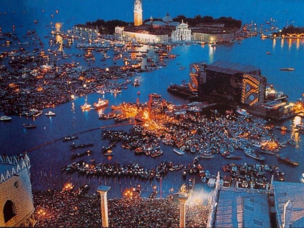 Pink Floyd на площади Сан-Марко в 1989 году Pink Floyd на площади Сан-Марко в 1989 году