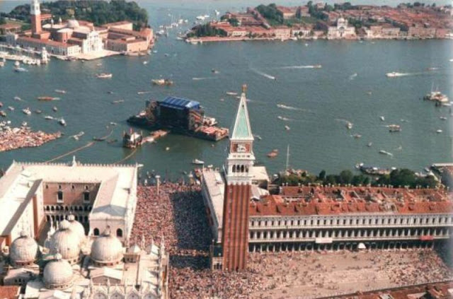 Pink Floyd на площади Сан-Марко в 1989 году Pink Floyd на площади Сан-Марко в 1989 году