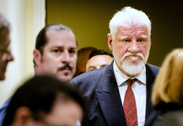 Генерал Слободан Праляк выпил яд в зале суда Международного трибунала Генерал Слободан Праляк выпил яд в зале суда Международного трибунала