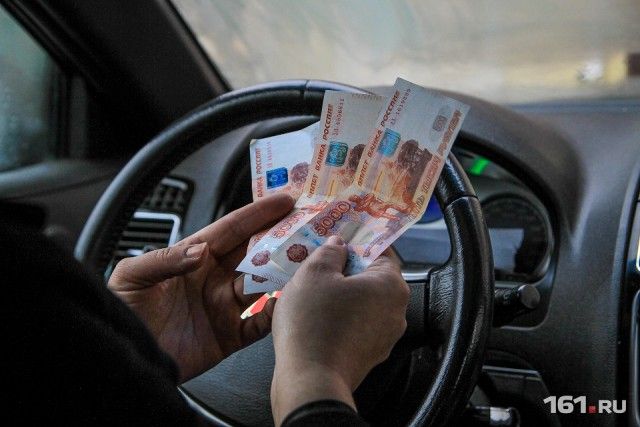 В Ростове-на-Дону женщина-таксист вернула забытые в ее машине 4 млн рублей