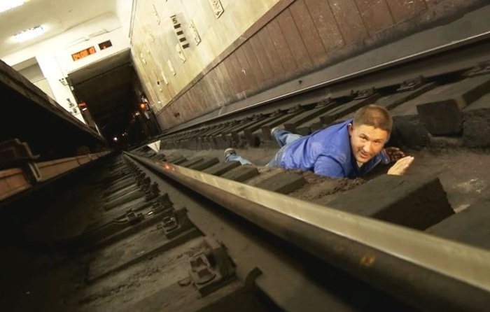 Техника выживания при падении на рельсы метро Техника выживания при падении на рельсы метро
