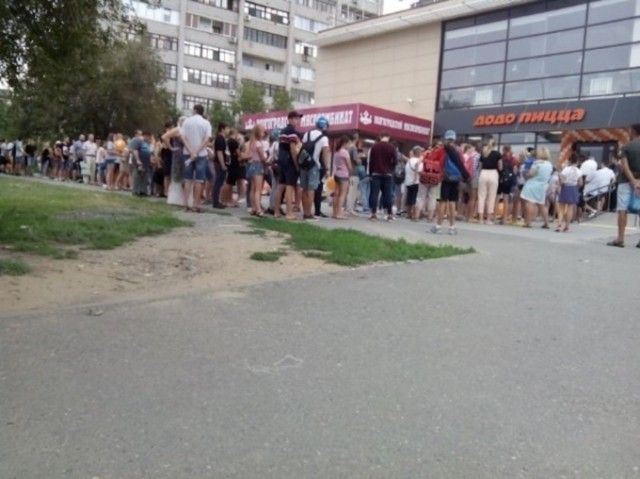 В Волгограде выстроилась огромная очередь за пиццей по акции