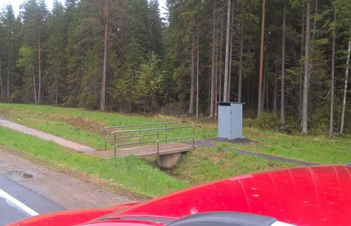 На трассе в Череповецком районе установили туалеты, которыми нельзя пользоваться