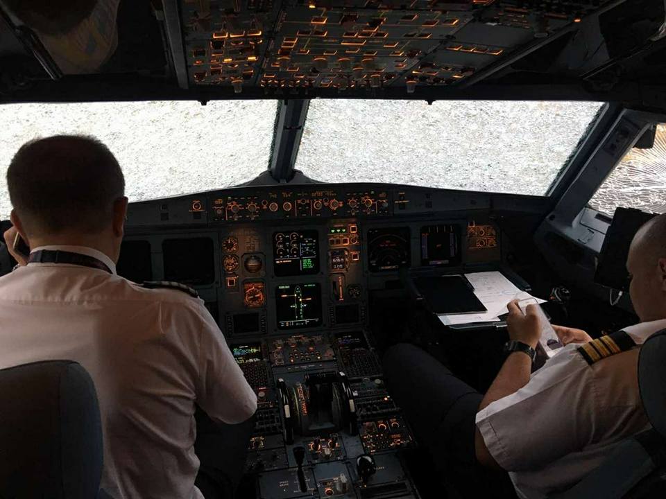 Украинскому летчику аплодировал весь аэропорт в Турции Украинскому летчику аплодировал весь аэропорт в Турции