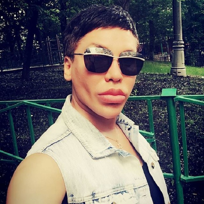 Этот мужчина — самый популярный хирург Москвы. Но стоит ему снять маску... Этот мужчина — самый популярный хирург Москвы. Но стоит ему снять маску...
