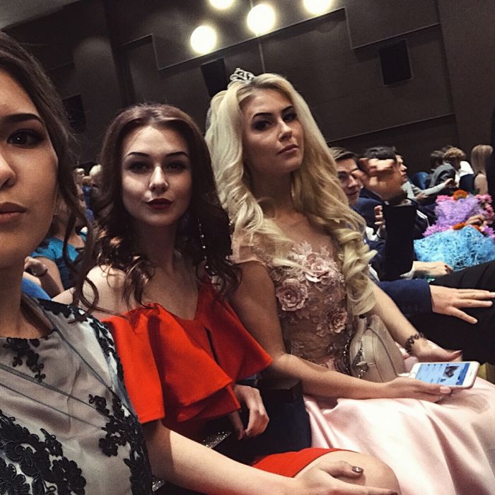 Выпускницы 2018 года делятся своими снимками в социальных сетях