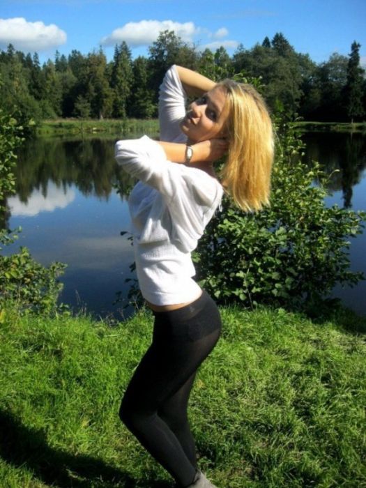 Когда обтягивающие штаны девушке очень идут