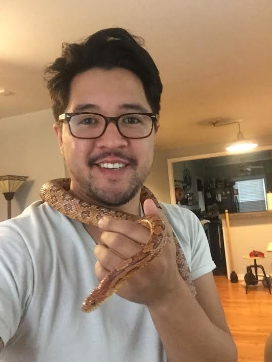 Необычный подарок: рождественский свитер для змеи