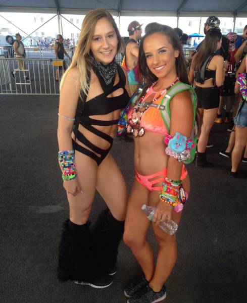 Девушки музыкального фестиваля Electric Daisy Carnival