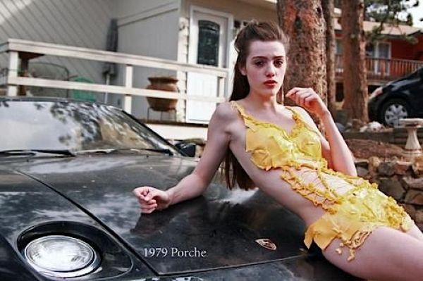 Девушки, одетые в сыр, фотографируются на фоне старых тачек
