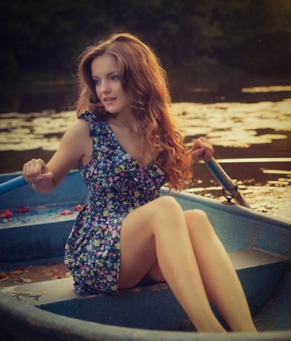 Девушки в платьях
