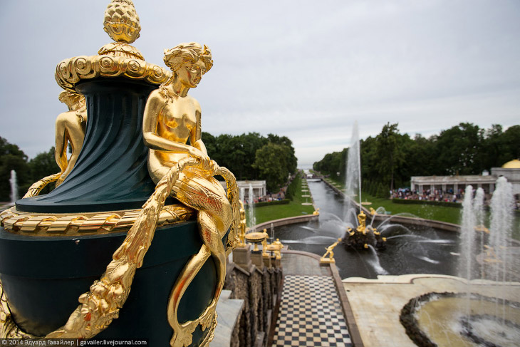 Что находится под фонтанами Петергофа