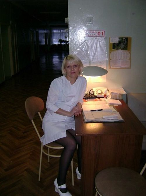 Медработницы не упускают возможности похватать своими ножками