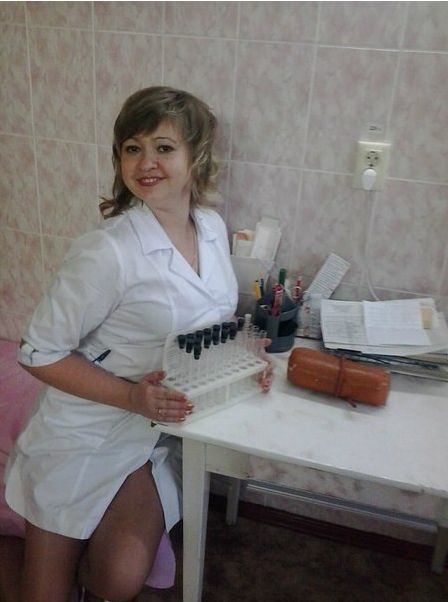 Медработницы не упускают возможности похватать своими ножками