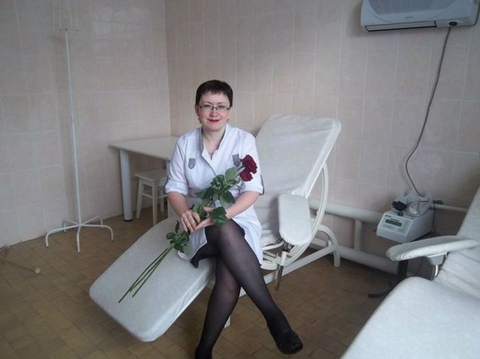Медработницы не упускают возможности похватать своими ножками