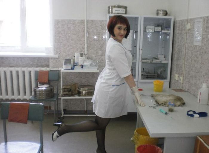 Медработницы не упускают возможности похватать своими ножками