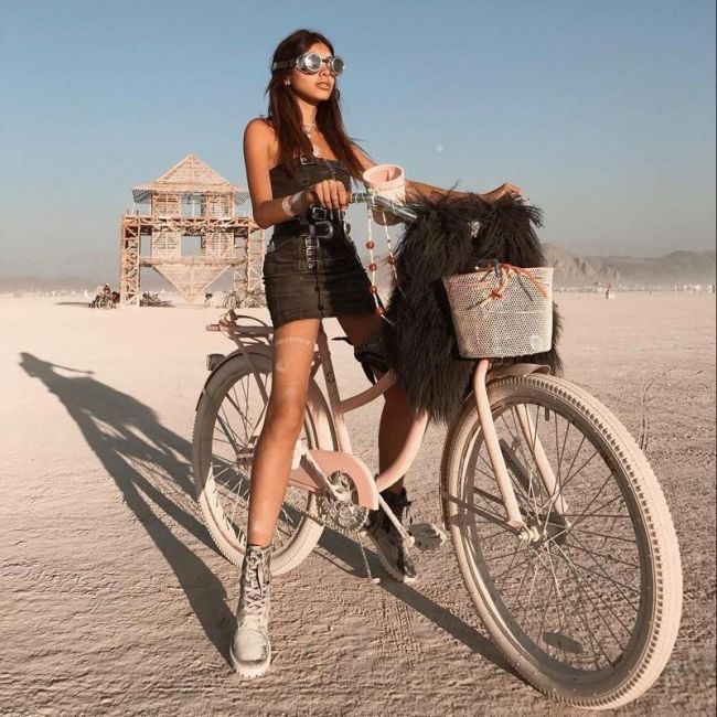 Девушки фестиваля Burning Man-2017