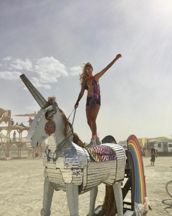 Девушки фестиваля Burning Man-2017