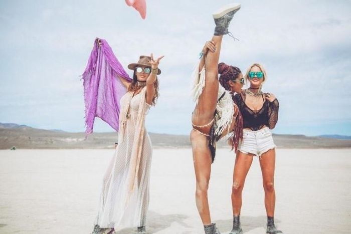 Девушки фестиваля Burning Man-2017