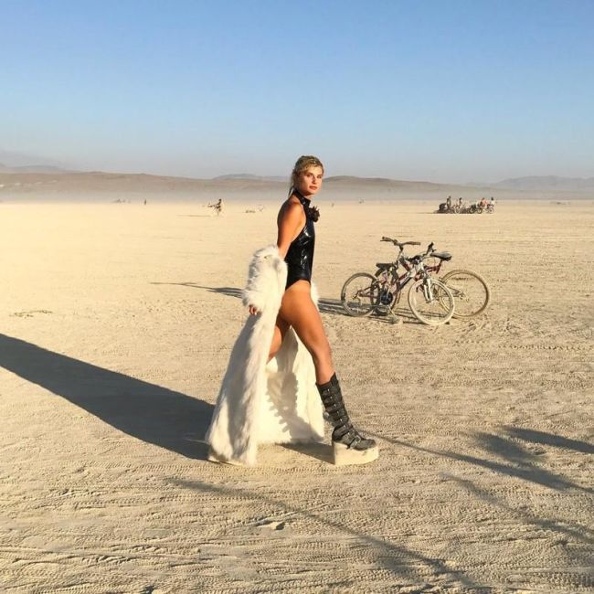 Девушки фестиваля Burning Man-2017