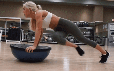 Спортивные девушки выполняют упражнения