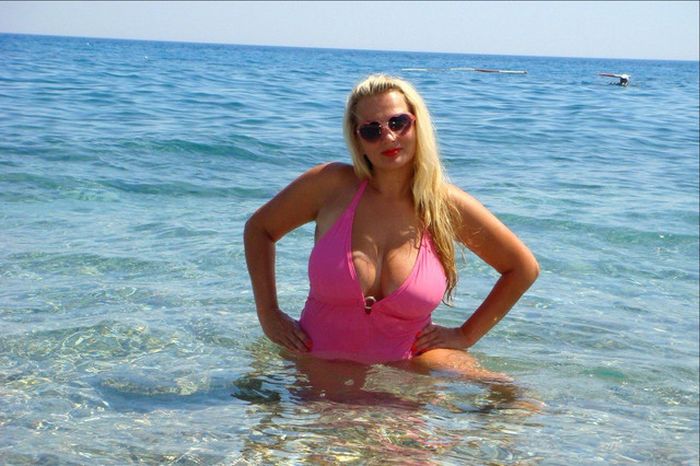 Отдыхающие девушки в купальниках